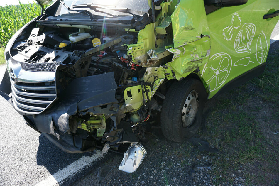 Der Transporter ist vom Unfall gezeichnet.