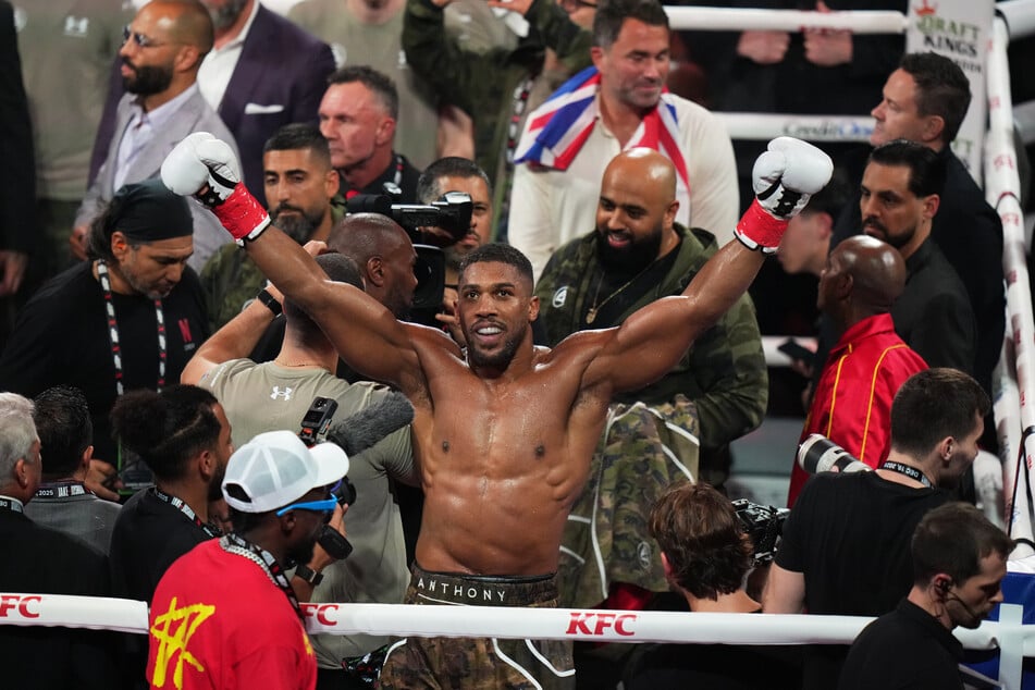 Anthony Joshua ganó por nocaut técnico en el sexto asalto.