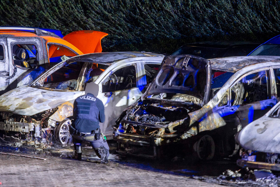 Acht Autos sind in der Nacht in Sömmerda in Brand gesetzt worden.