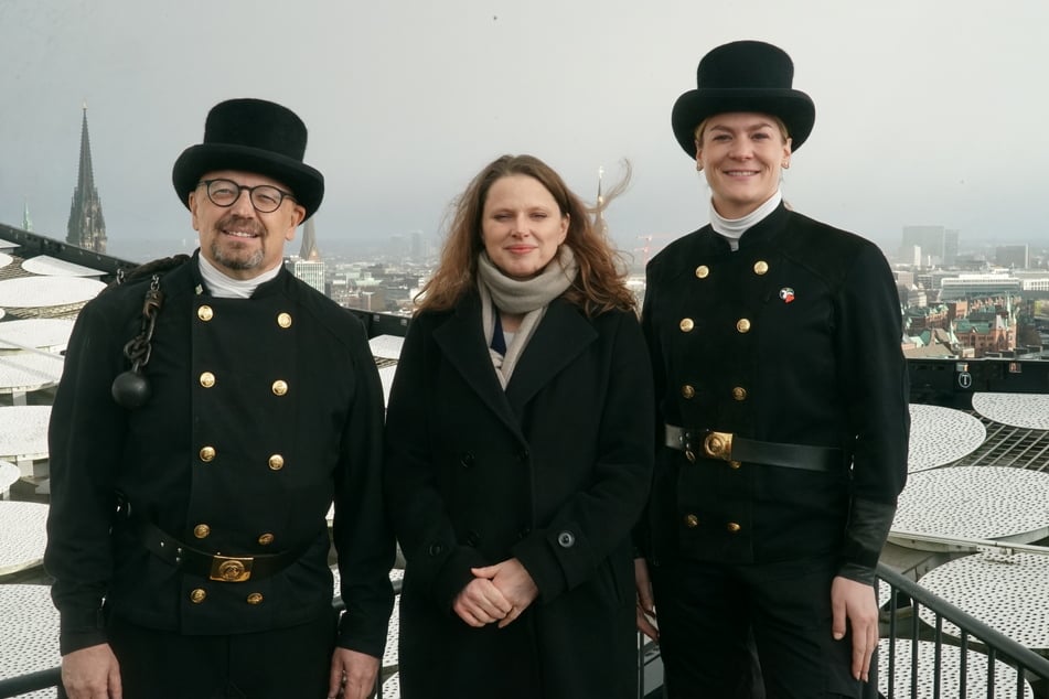 Hamburgs Senatorin Melanie Leonhard (47, M.) zusammen mit Schornsteinfeger Rüdiger Schmidt (l.)und Schornsteinfegermeisterin Carolin Knaack auf dem Dach der Elphie.