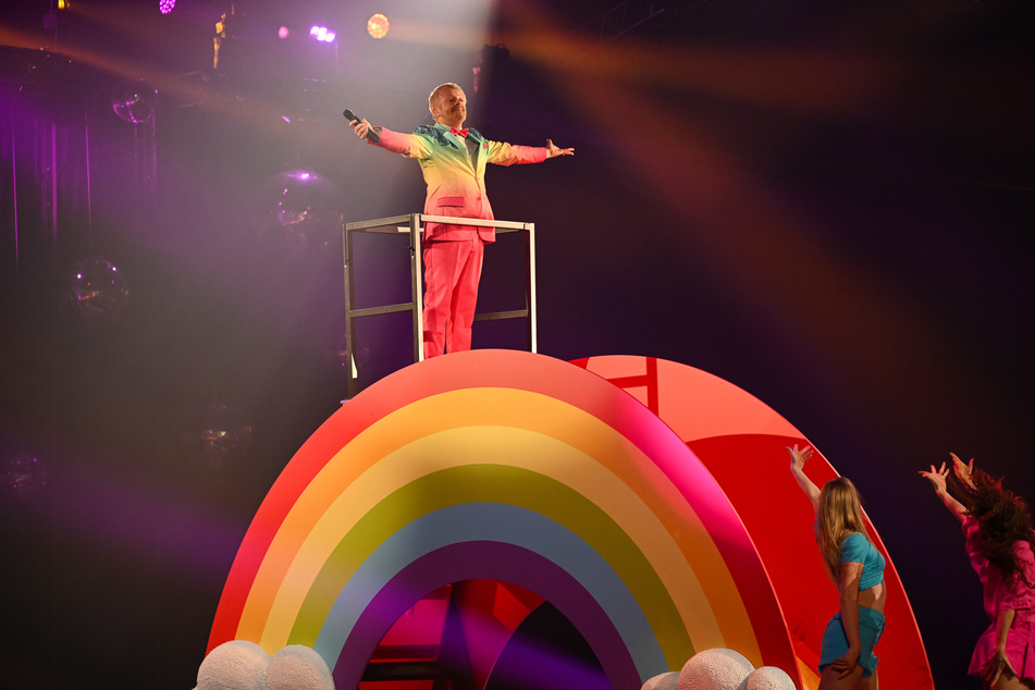 Für mehr Farbe im Leben sorgte Ross Antony (49), der per Regenbogen auf die riesengroße XXL-Bühne geschoben wurde.