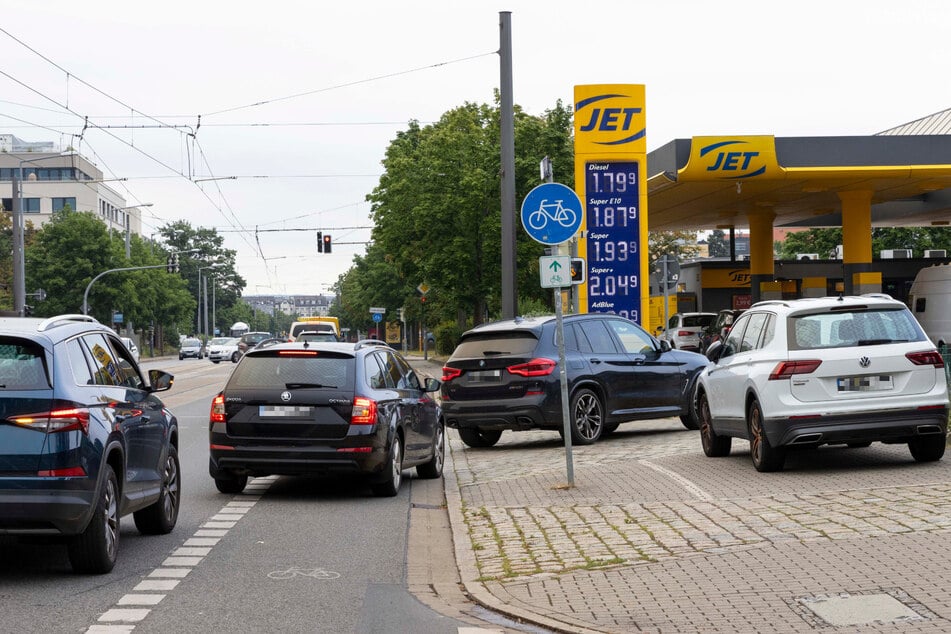 Das Auslaufen des Tankrabatts sorgt an den Zapfsäulen in Dresden und Umgebung am Dienstag für Hochbetrieb - so wie hier an der Löbtauer Straße.