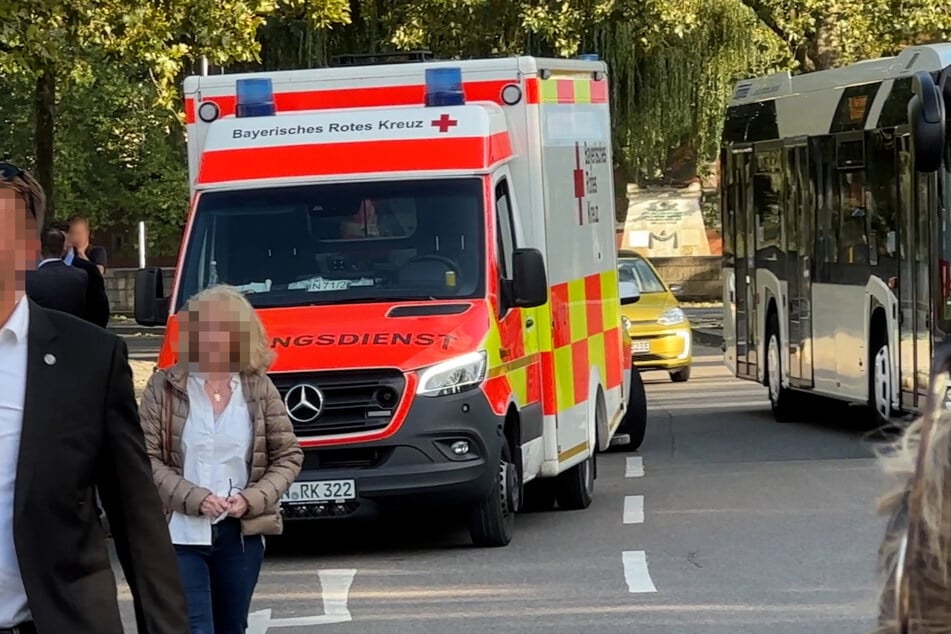 Ein Krankenwagen steht am Rande der Wahlkampfveranstaltung in Ingolstadt. Chrupalla musste dort plötzlich medizinisch behandelt werden.
