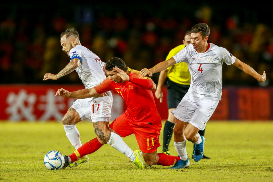 John Patrick Strauß (r.) ging beim Asien-Cup gegen China resolut zur Sache. Links sein Nationalelfkollege Stephan Schröck (u.a. Fürth, Hoffenheim, Frankfurt).