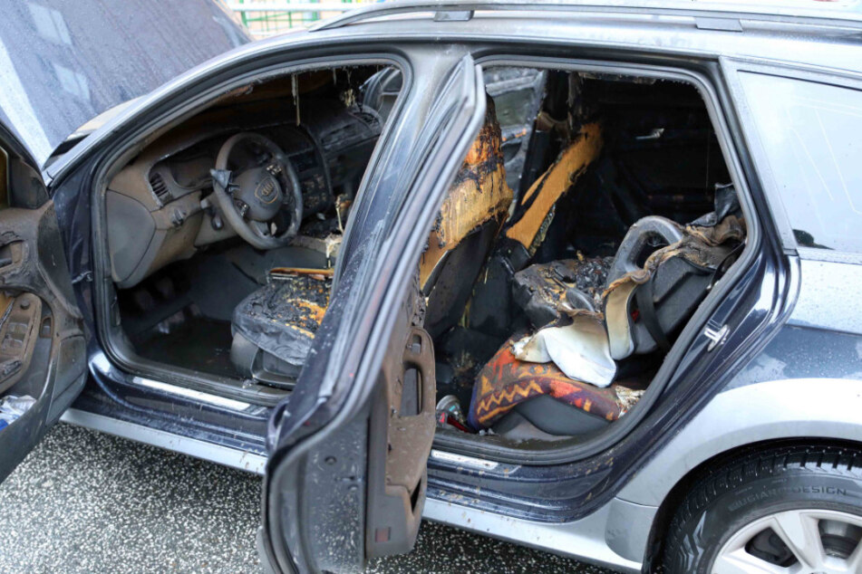 Der Wagen wurde durch das Feuer komplett zerstört.