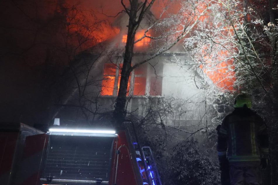 Berlin: Villa in Lichterfelde in Flammen: Haus droht einzustürzen!