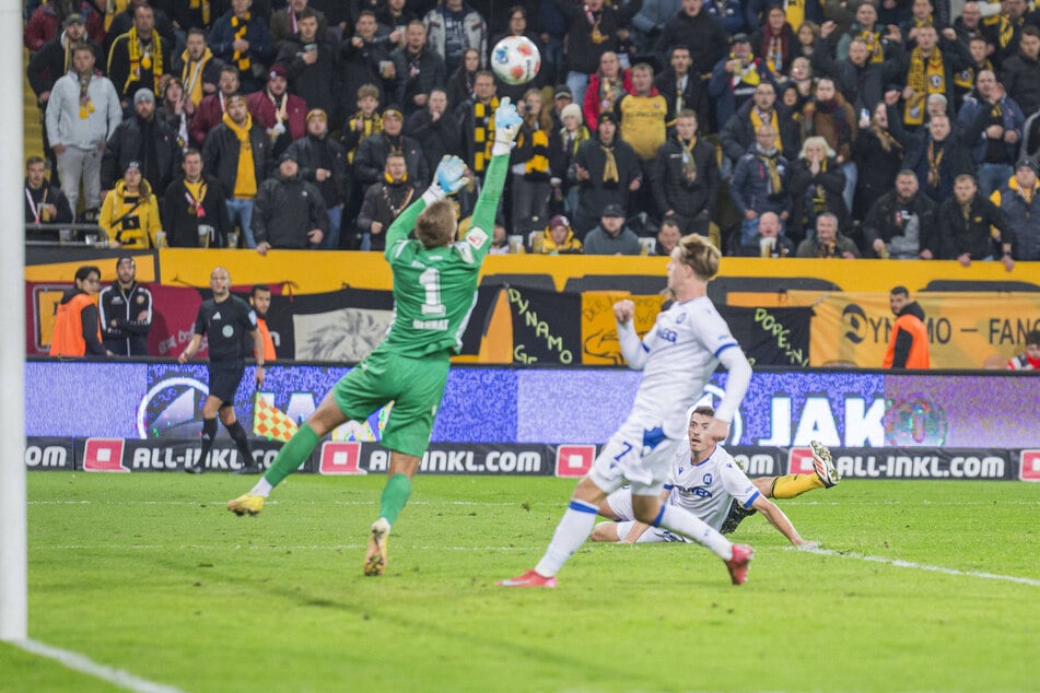 Niklas Hauptmann (verdeckt) hat abgezogen, aber KSC-Keeper Hans Christian Bernat (24) pariert.