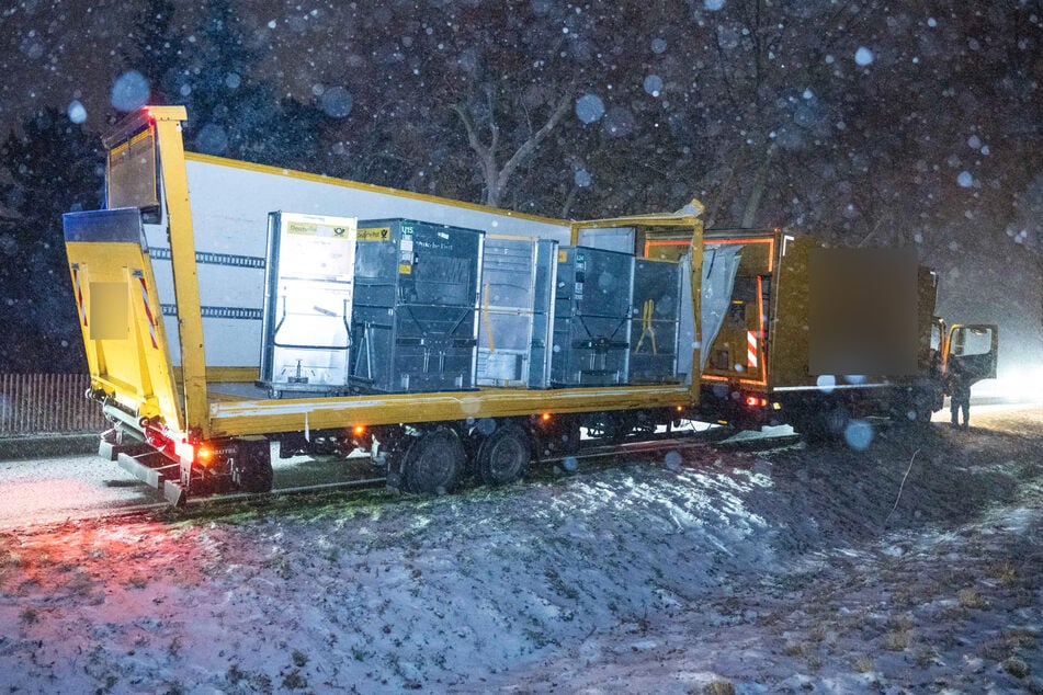 Bei der Kollision wurde der Sattelauflieger abgerissen.