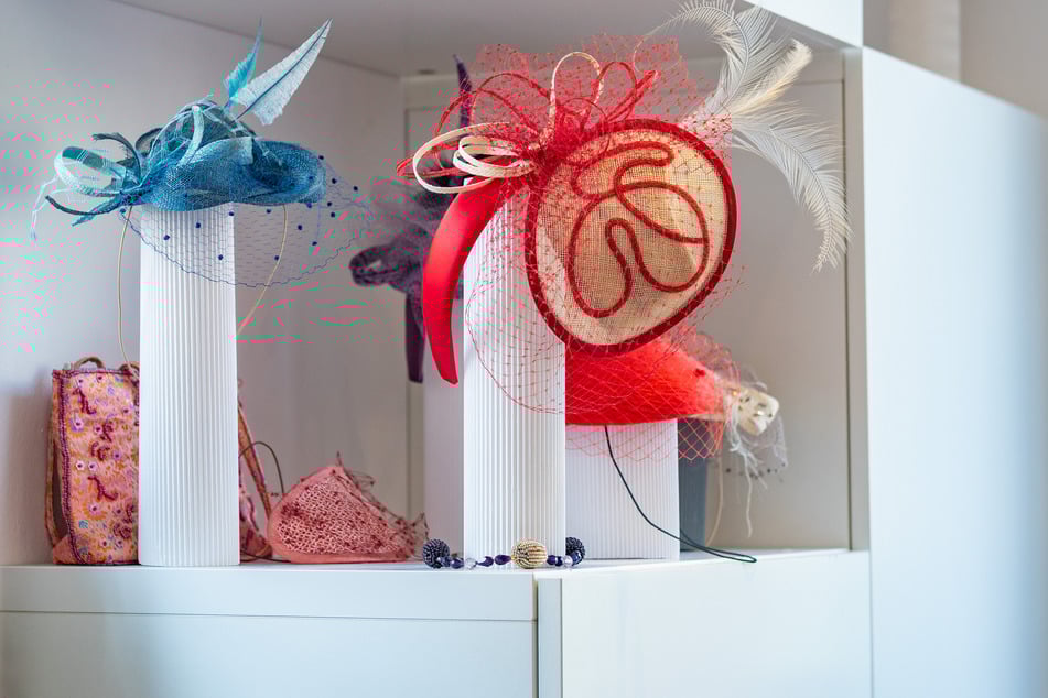 Der Fantasie setzt Jacqueline Peevski weder bei Farben noch Formen ihrer Hüte eine Grenze.