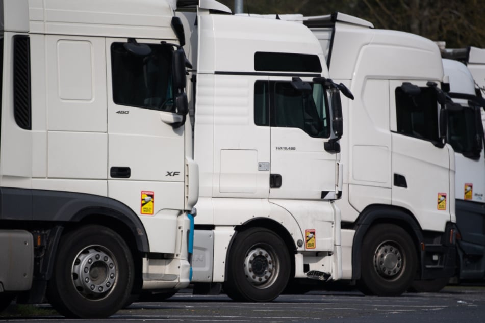 Wird ein Lkw-Fahrer an einem Sonn- oder Feiertag erwischt, wird ihm die Weiterfahrt verwehrt. (Symbolbild)
