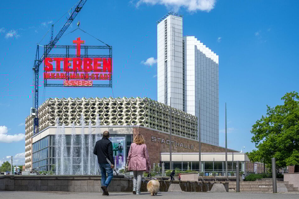 Am vergangenen Montag sorgte der Schriftzug "Sterben in Karl-Marx-Stadt" für Aufsehen in Chemnitz. Mittwoch bestätigte sich das Gerücht, dass die Band Kraftklub dahintersteckt.