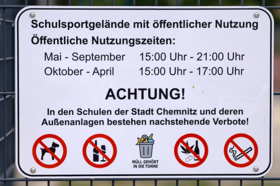 Zeiten und Spielregeln hängen an den drei Sportplätzen aus.