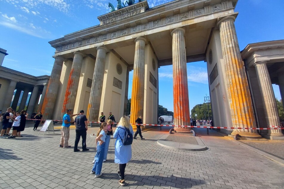 "Letzte Generation" schlägt wieder zu: Brandenburger Tor mit Farbe besprüht!