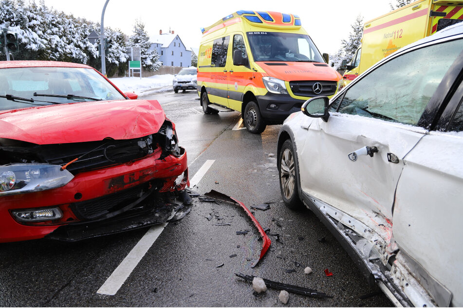 Kreuzungs-Crash im Erzgebirge: Mehrere Verletzte nach Unfall zwischen Polo und Passat