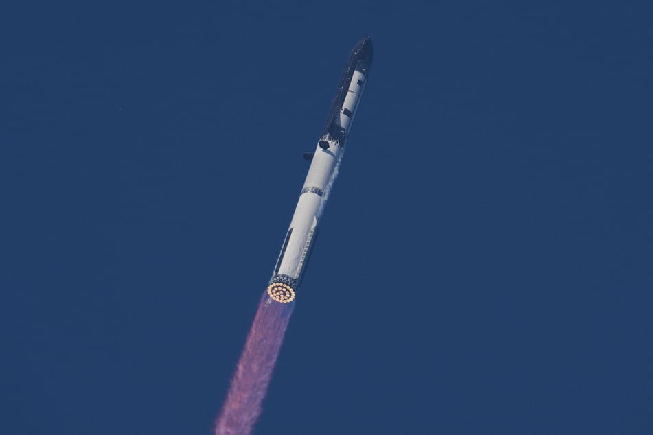 Nach einer Runde durchs Weltall landete das Starship nach einer Stunde wieder auf dem Weltraumbahnhof in Texas.
