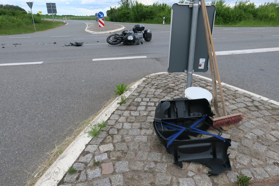 Der Biker krachte mit einem Auto zusammen.