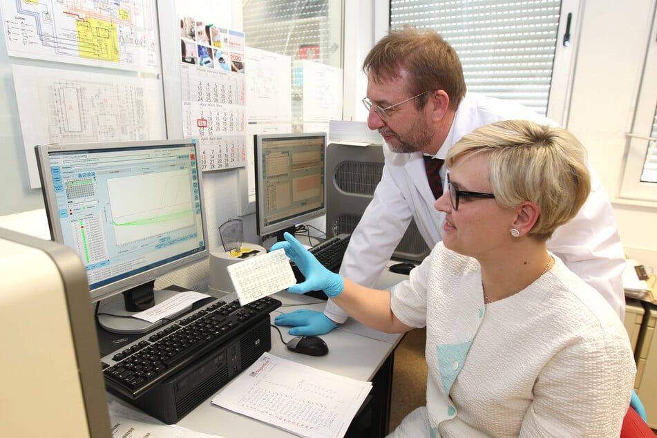 Labormediziner Michael Praus und Laborasisstentin Nicole Beulitz werten in Plauen die Ergebnisse von Corona-Tests aus.