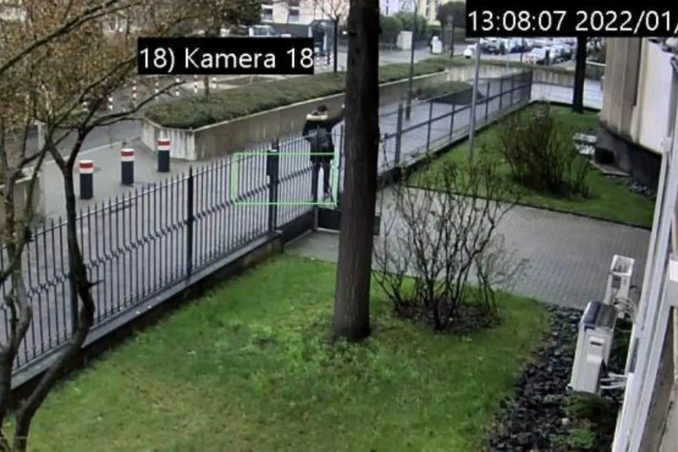 Der Mann wurde bei seiner Tat von der Videokamera der Synagoge in Düsseldorf gefilmt.