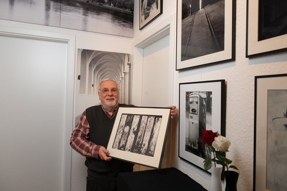 Der "Licht-Schreiber" inmitten seiner Schwarz-Weiß-Fotografien.