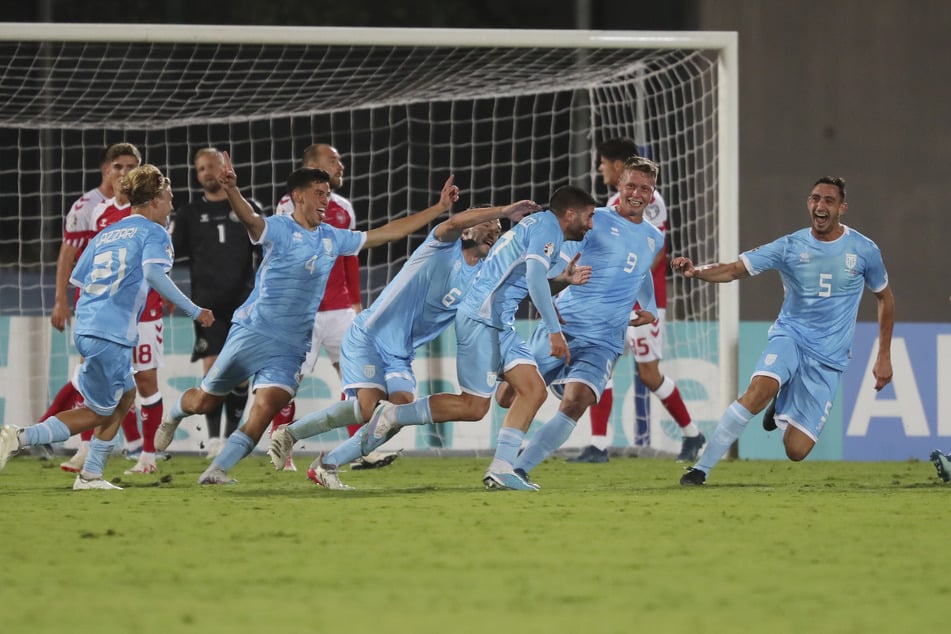 Grenzenloser Jubel: Soeben hat San Marino das 1:0 über Liechtenstein erzielt. Der Treffer sollte zum ersten Sieg seit 20 Jahren reichen.