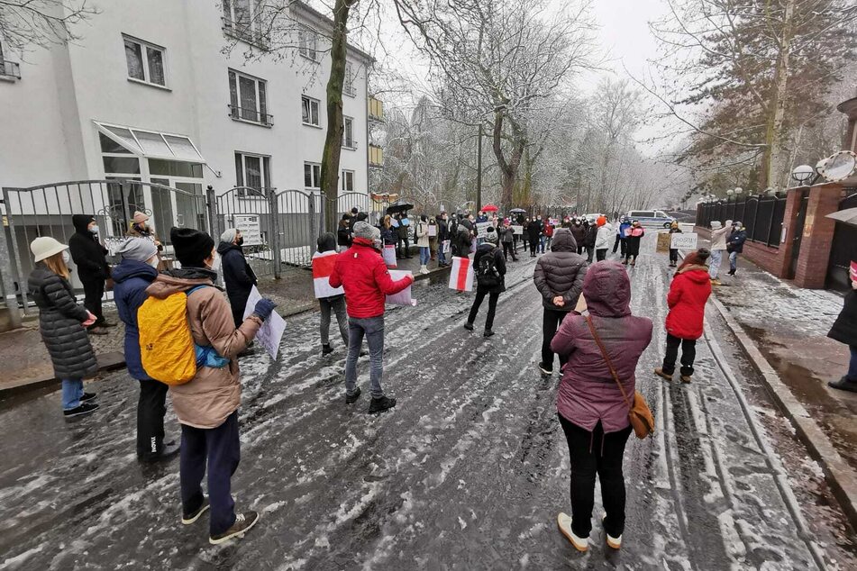 Fast 100 Personen versammelten sich in der Turmgutstraße.