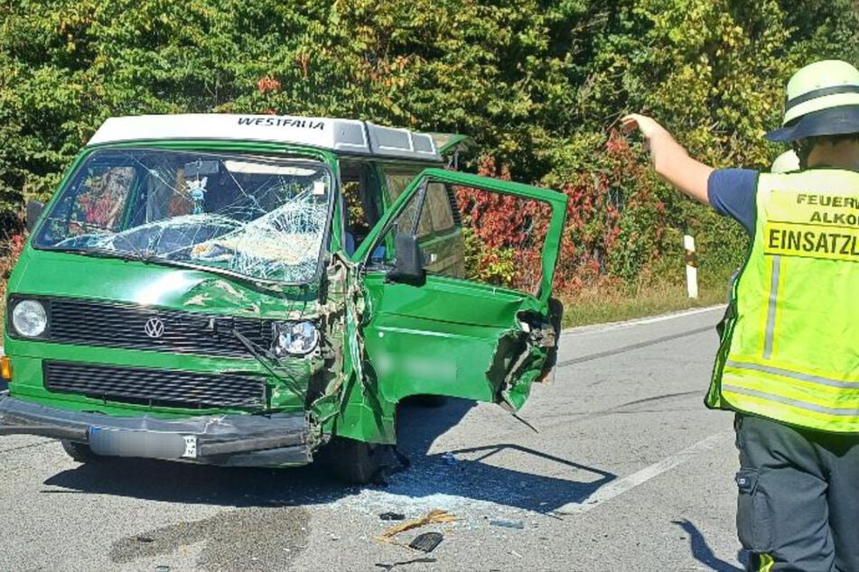 Bei dem schweren Unfall auf der Kreisstraße sind zwei Personen zum Teil schwer verletzt worden. Eine dritte Person blieb nahezu unbeschadet.