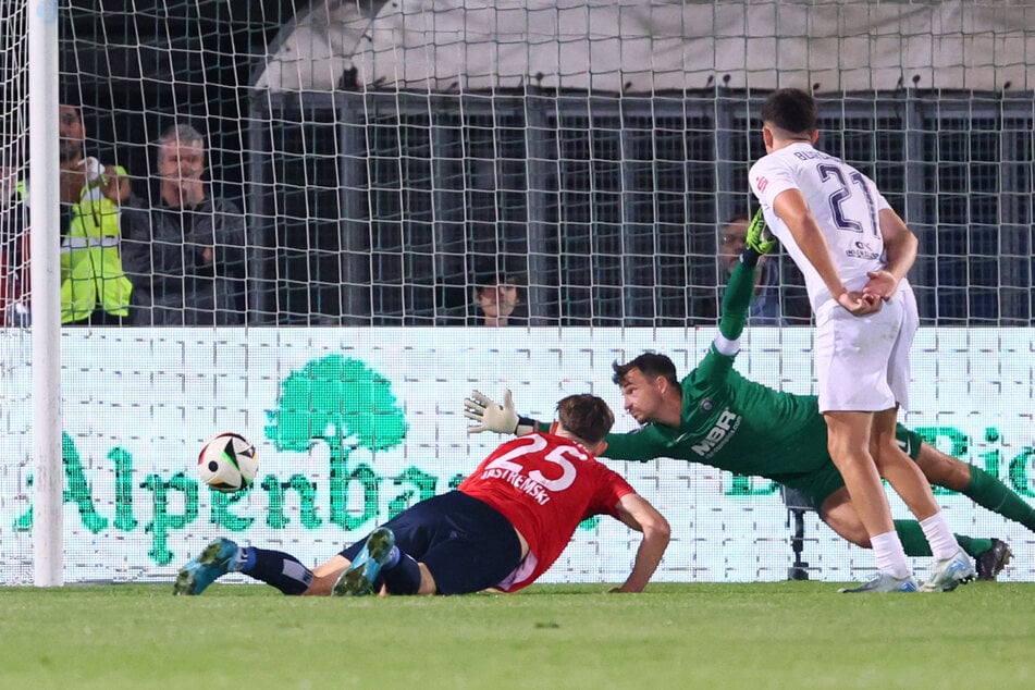 Tor für Unterhaching: Lenn Jastremski (Unterhaching) trifft zum 2:1.