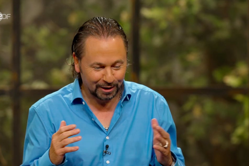 Wolfgang Pauritsch (53) bittet die Händler-Kollegen um Ruhe, als es im Verkaufsraum zu laut wird.