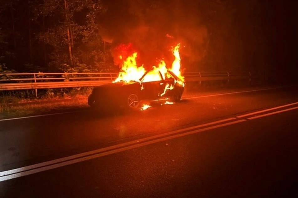 Der Audi stand brennend am Straßenrand. Der Fahrer oder ein Besitzer waren nicht in der Nähe.