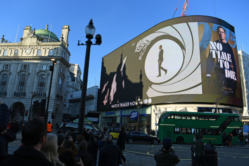 Der Trailer zum neuen Bond-Film "No Time to Die" wurde erstmals im Londoner Piccadilly Circus auf der großen Leinwand ausgestrahlt. Die Premiere des neuen Films wird um sieben Monate in den Spätherbst verschoben.
