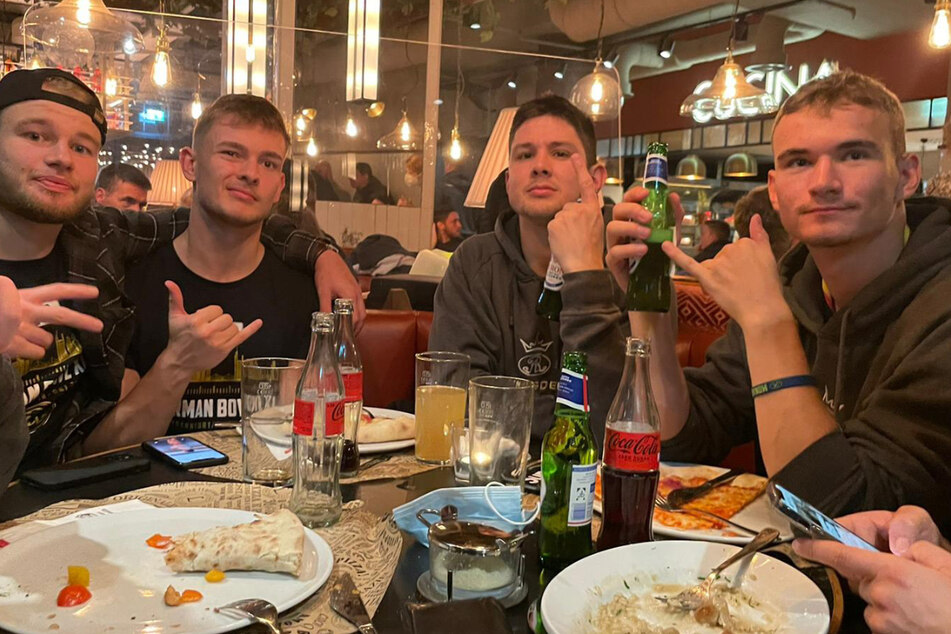 Die Siegesfeier der Dresdner fand in einer Frankfurter Pizzeria statt - natürlich wurde dort nicht nur gegessen. Der Großteil der Mannschaft blieb dann über Nacht in der Main-Metropole.