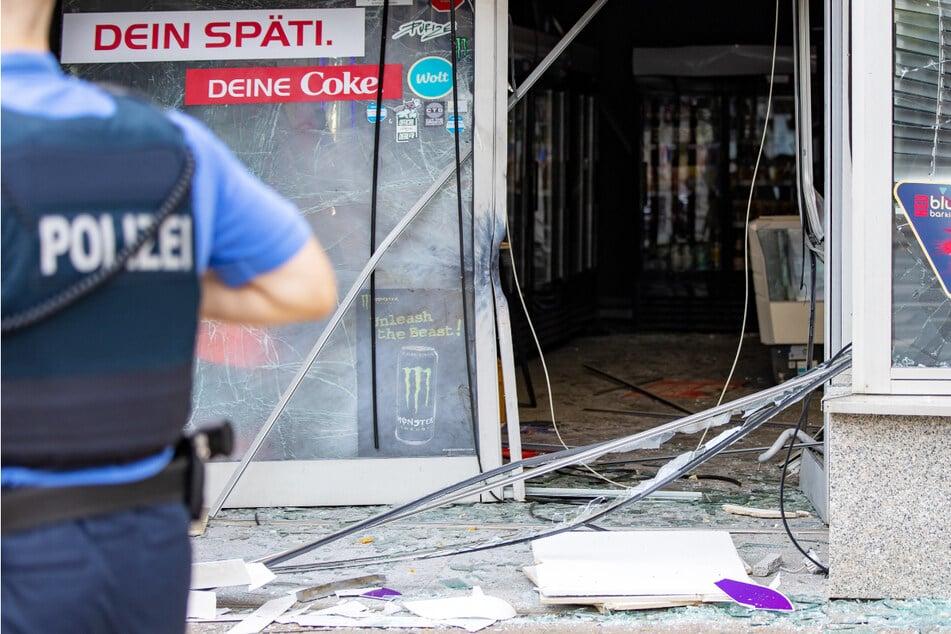 Auch in Frankfurt ist es am Sonntagmorgen zu einer Detonation gekommen, die Polizei ermittelt und sucht nach Zeugen.