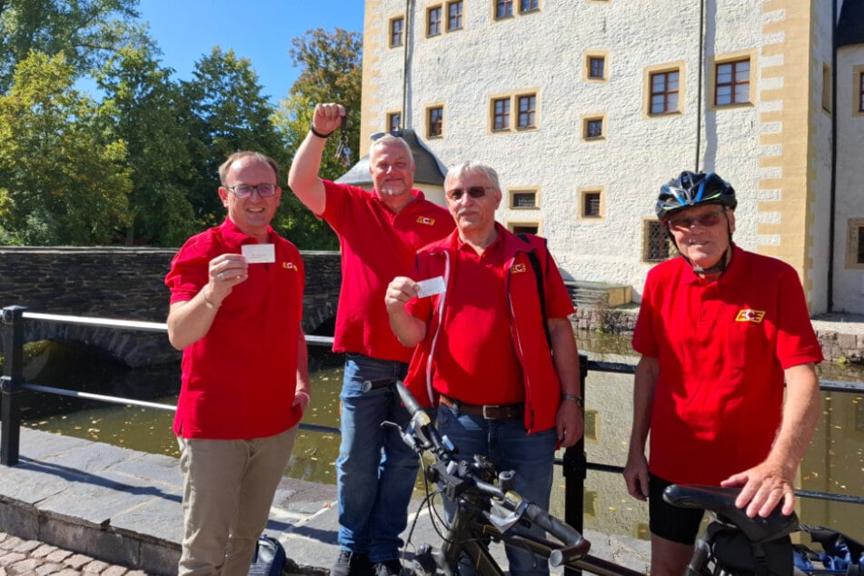 ACE-Kreis-Chef und SPD-Stadtrat Jörg Vieweg (54, l.) hatte Christoph Beck (65, 2.v.r.) in der Citybahn C11 begleitet - hier das Ziel Wasserschloss Klaffenbach.