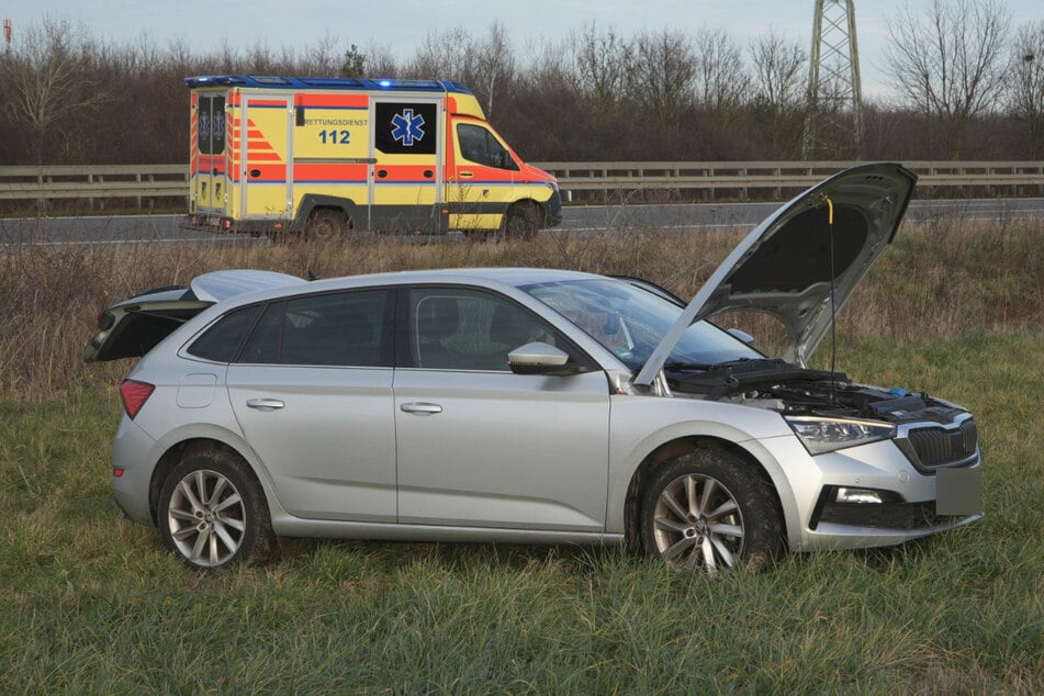 Auf der A14 bei Leipzig ist am Mittwoch ein Autofahrer mit seinem Skoda von der Fahrbahn abgekommen.