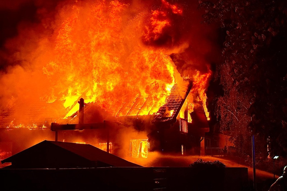 Ein brennendes Holzhaus in Brieslang (Havelland) hat in der Nacht zum Dienstag das gesamte Wohngebiet erleuchtet.