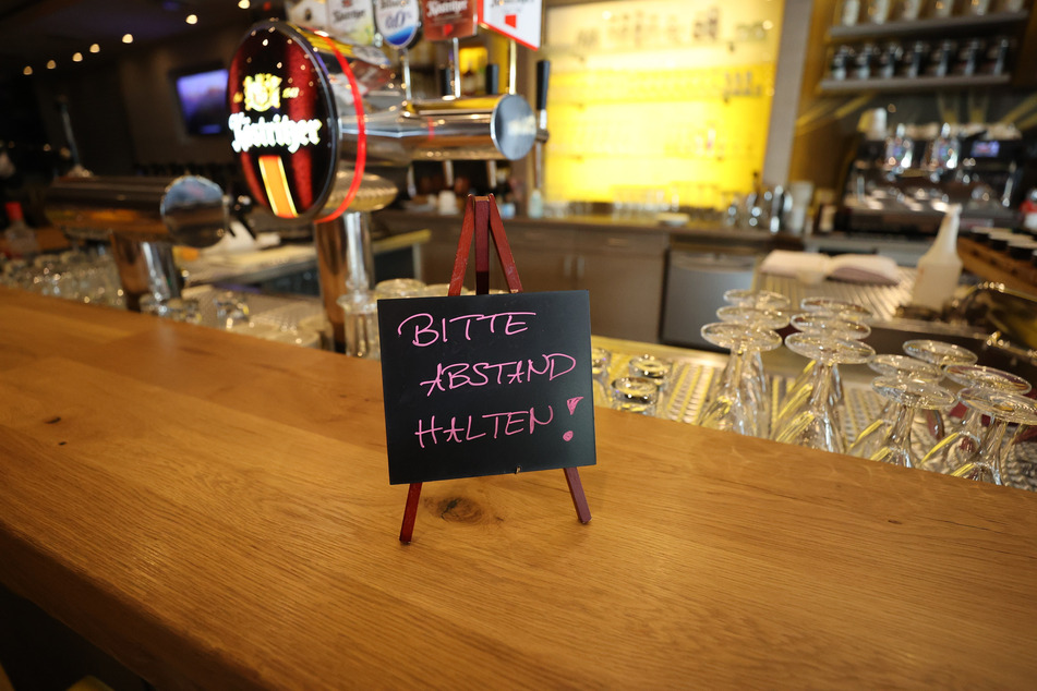 Ein Schild mit der Aufschrift "Bitte Abstand halten" steht auf dem Tresen im Köstritzer Bierhaus in Gera.