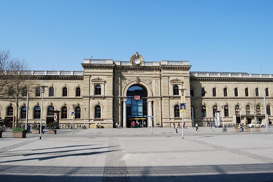 Der Willy-Brandt-Platz vor dem Hauptbahnhof bekommt neue Pflanztröge. (Archivfoto)