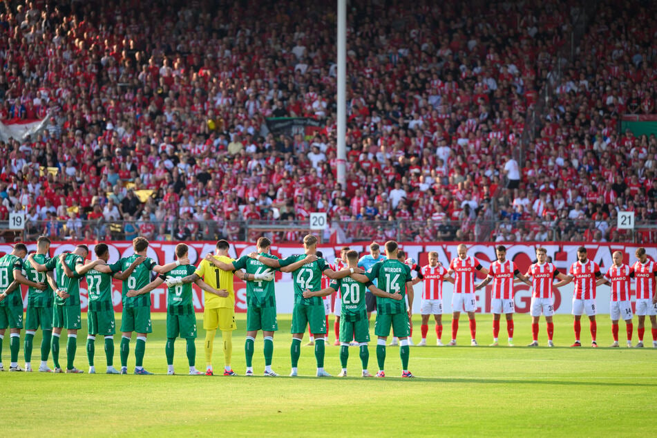 Cottbus steht in der 3. Liga bei einem Schnitt von fast 12.000 Fans pro Partie. Dabei ist das ausverkaufte DFB-Pokalspiel gegen Bremen (im Bild) noch nicht mal eingerechnet.