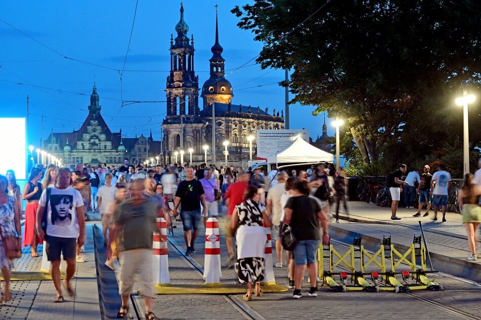 Die Augustsubrücke war in den Abendstunden voller Flaniergäste.