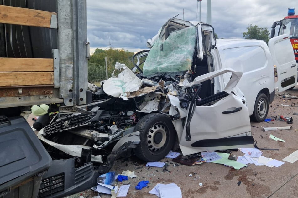 Unfall A9: Horror-Crash bei Beelitz: Kleintransporter kracht in Stauende in Lkw, Fahrer stirbt