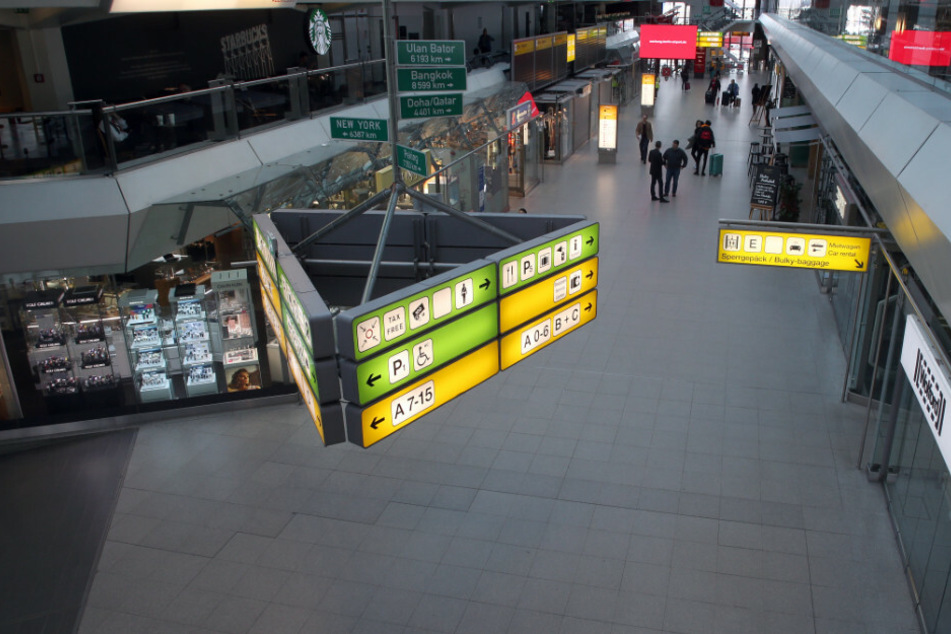 Nur wenige Menschen sind in der Haupthalle des Flughafens Tegel zu sehen, wo sich sonst dichtgedrängt die Reisenden zu den Flugsteigen begeben.