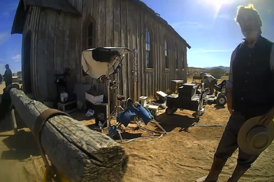 Dieses Bild aus dem Video einer Body-Cam, das vom Büro des Sheriffs von Santa Fe County herausgegebenen wurde, zeigt Alec Baldwin am Set des Films "Rust" nach dem tödlichen Vorfall.