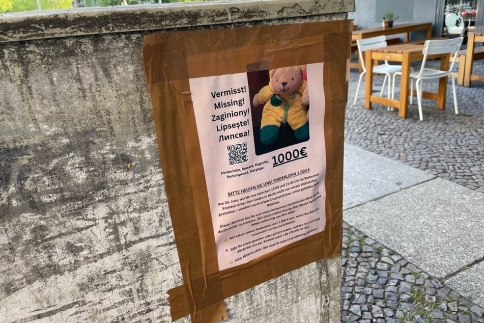 Mit Plakaten wird nach "Mini" gesucht.