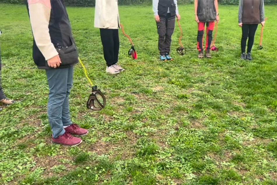 Der Hundesport findet komplett ohne Tiere statt. Barbara Gerlingers Videos auf Social Media erhielten bundesweite Aufmerksamkeit.