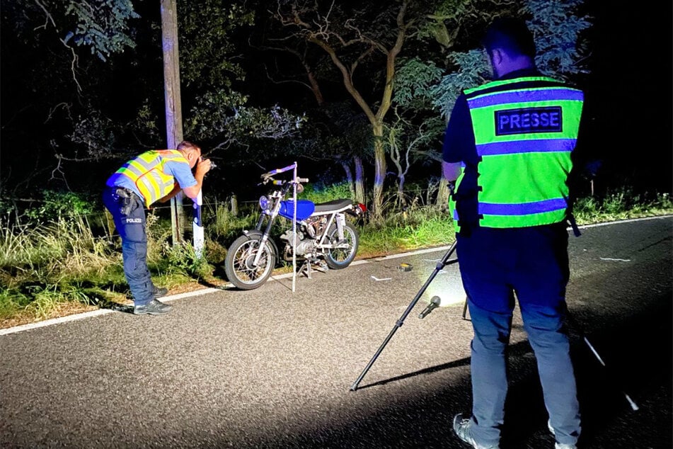 Die Ermittler mussten die Unfallstelle im Dunkeln absuchen und Spuren sichern. Fotos halfen ebenfalls, um den Unfallhergang nachzuvollziehen.