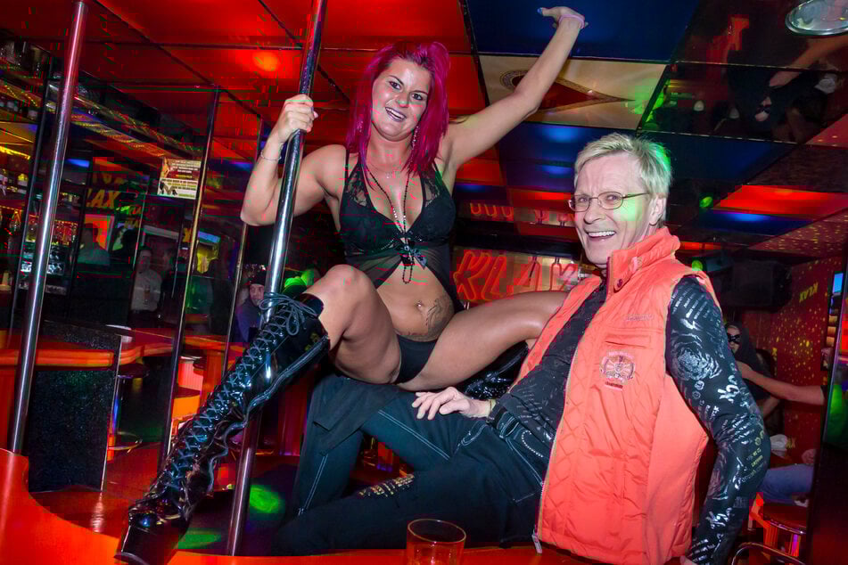 Wolle Förster und Tänzerin Daniela 2014 in der Nachtbar "Klax".