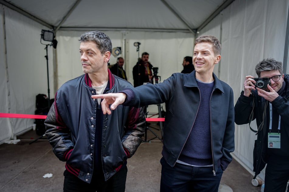 Für Carlo Ljubek (49, l.) und Ferdinand Hofer (32) waren die Dreharbeiten etwas Besonderes, da nie klar war, was um die Crew gerade passiert.