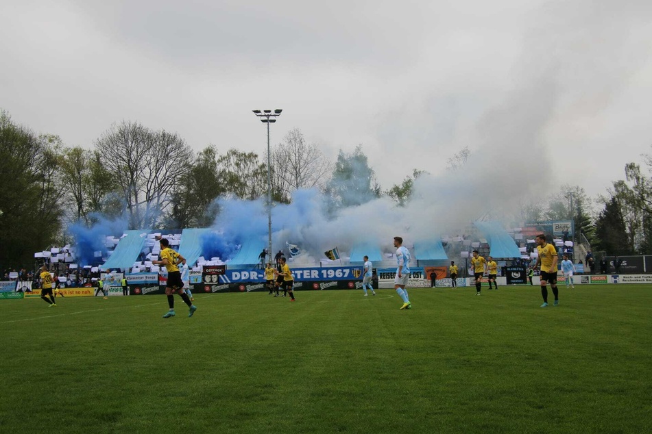 Choreo der zahlreichen mitgereisten CFC-Anhänger, die vor dem Spiel "55 Jahre DDR-Meisterschaft" feierten.