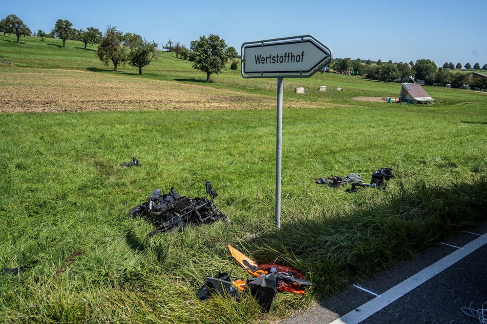 Das verunglückte Motorrad landete nach dem Crash völlig zerstört auf einer angrenzenden Wiese.