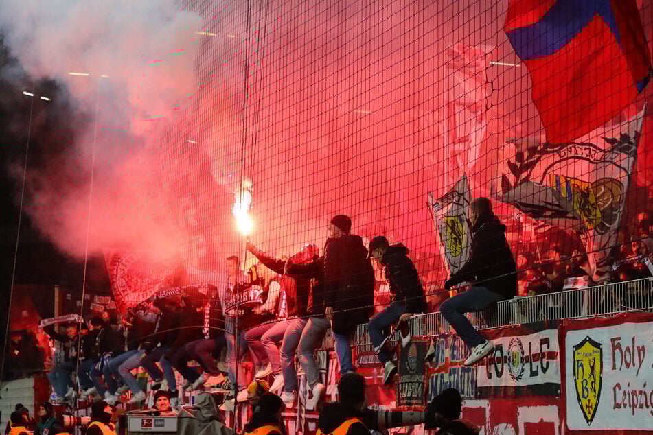 Unter anderem beim Spiel gegen Union Berlin im Februar 2025 wurde im RB-Leipzig-Fanblock Pyrotechnik angezündet. (Archivfoto)